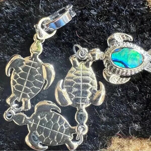 St. John Women’s SJ Sea Turtle Bracelet Chain Link Clasp Turtle ABALONE …